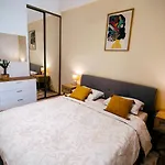 Modern Gem 200m From Beaches With Balcony, Ac And Tram Apartman