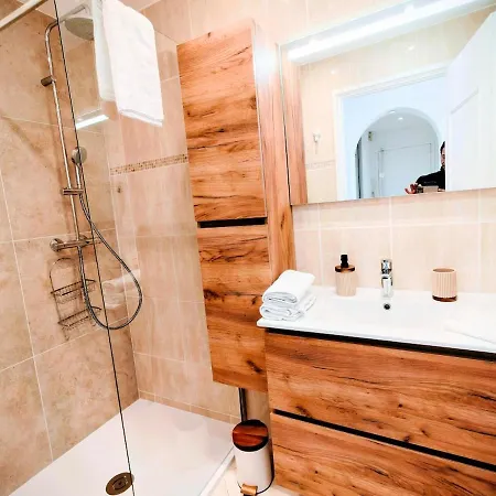 Modern Gem 200m From Beaches With Balcony, Ac And Tram דירה