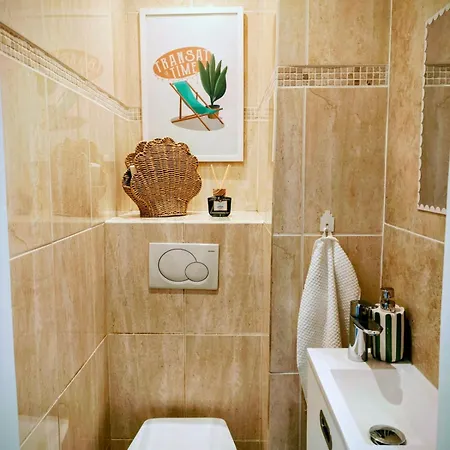 Modern Gem 200m From Beaches With Balcony, Ac And Tram דירה *