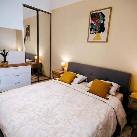Modern Gem 200m From Beaches With Balcony, Ac And Tram דירה